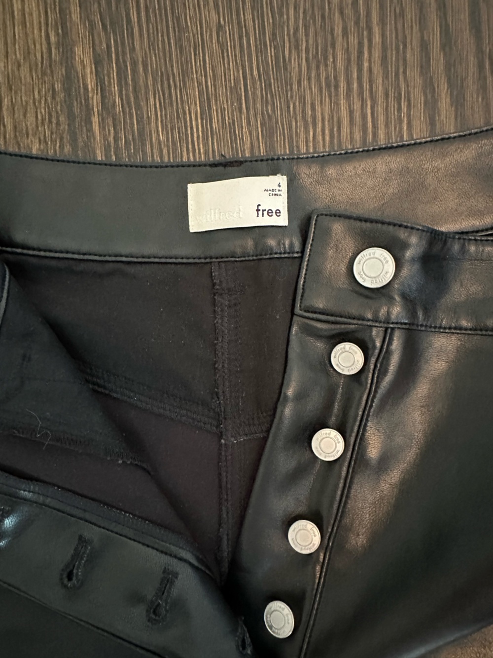 Aritzia Wilfred Vegan Leather Barrel Crop pants size 4